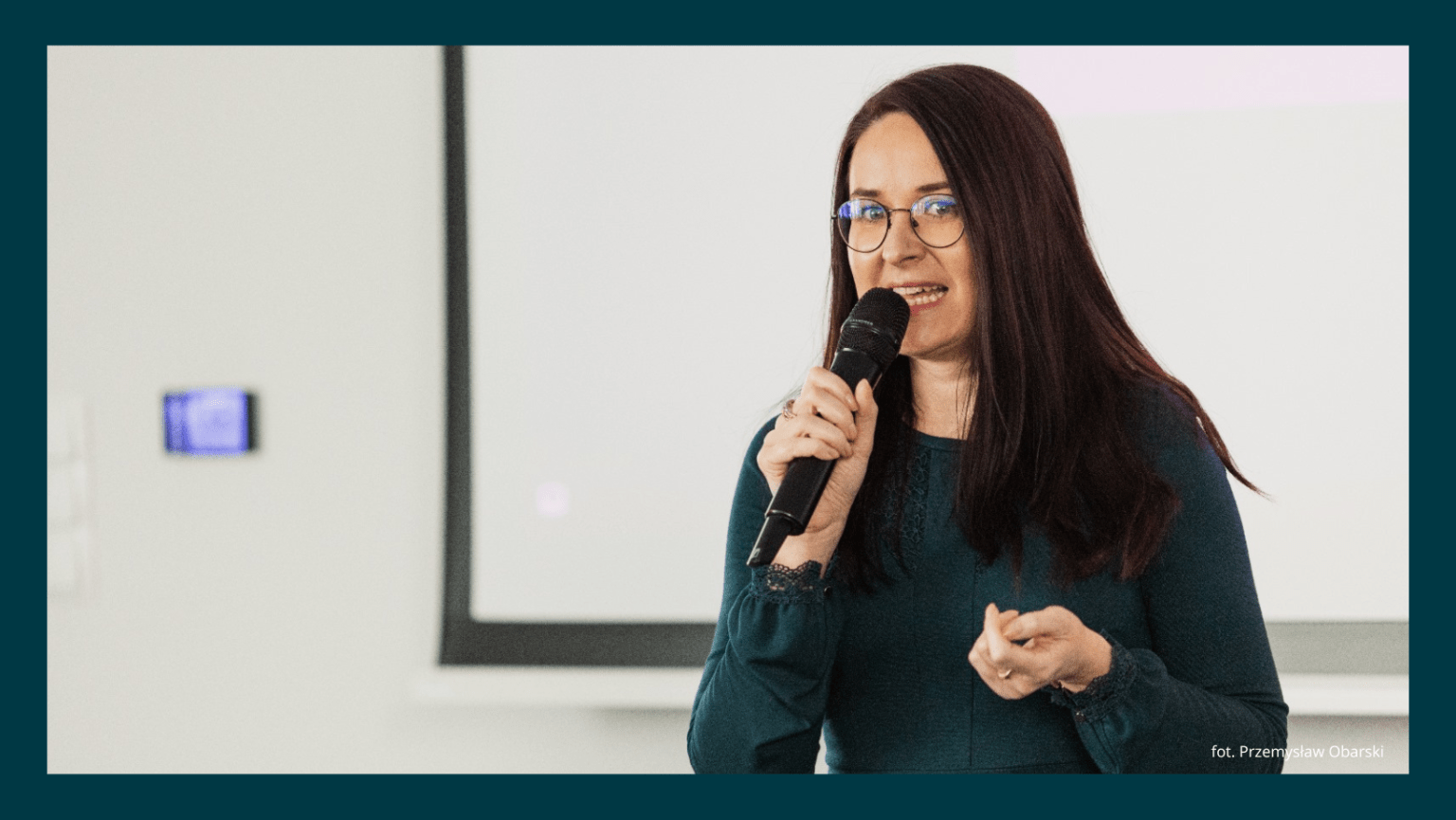 KAtarzyna Ploetzing Catflow mówi do mikrofonu okładka do posta